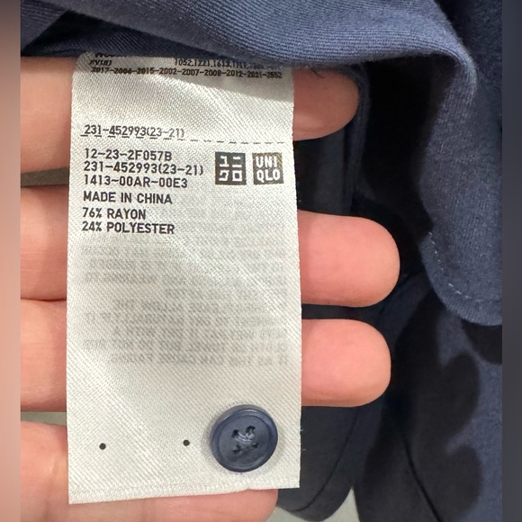 Uniqlo long sleeves collared shirt. Size L. New, unworn - Picture 3 of 4